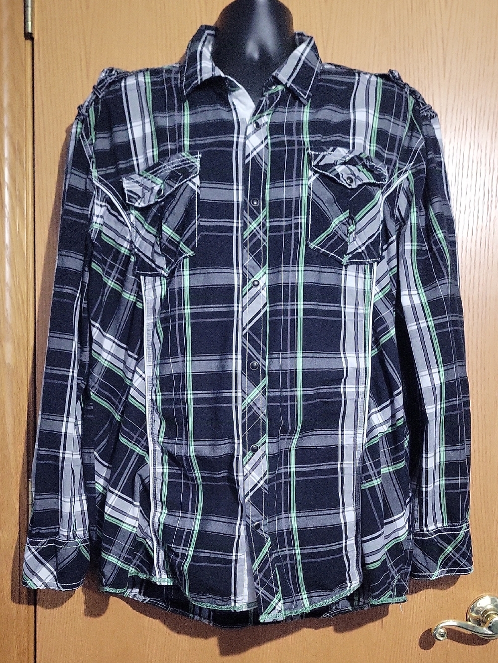 Men's Black & Green Plaid Long-Sleeve Button-Down Shirt